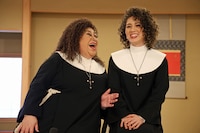 左から森公美子、彩風咲奈。