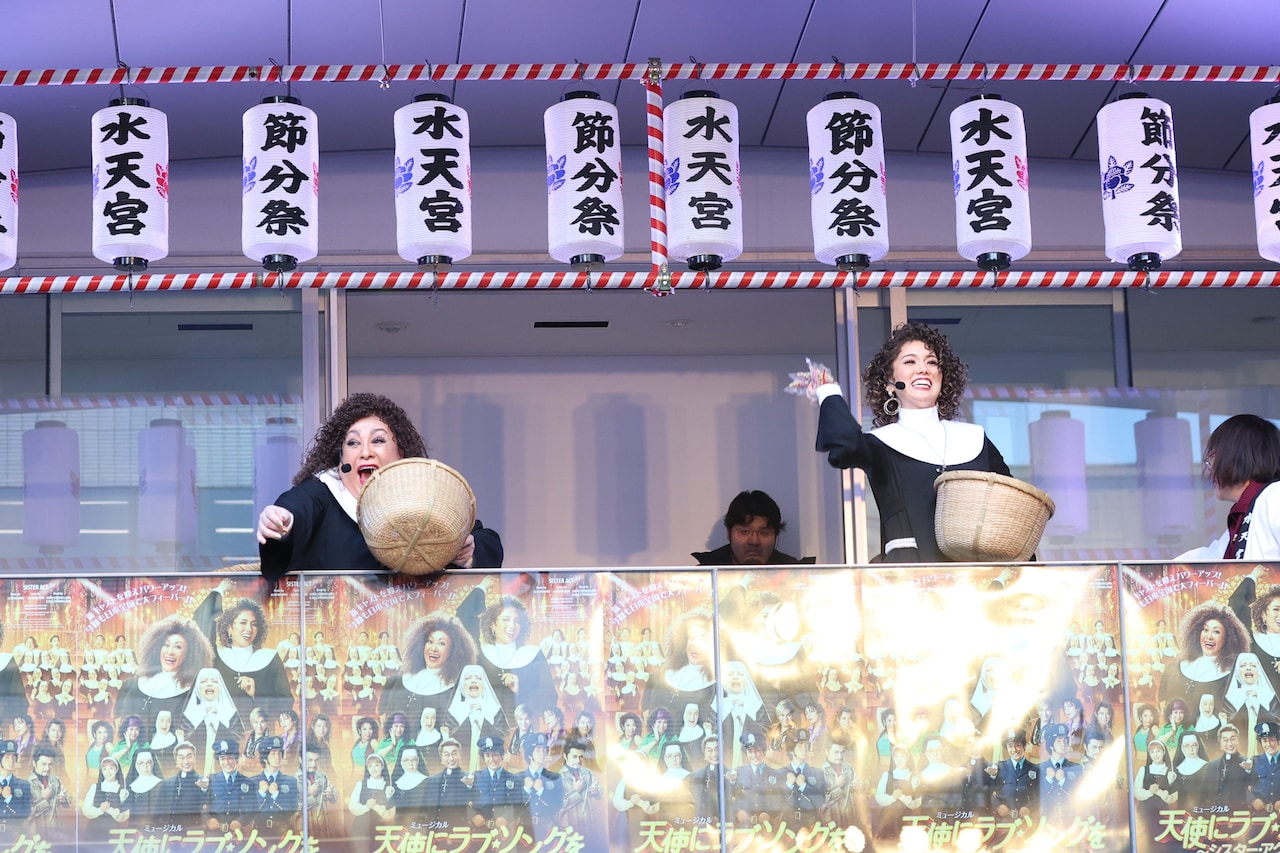 左から森公美子、彩風咲奈。