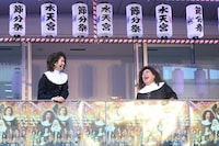 左から彩風咲奈、森公美子。