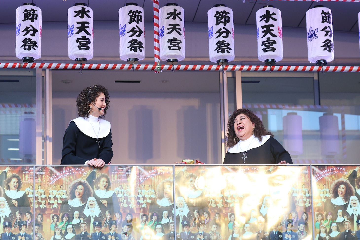 左から彩風咲奈、森公美子。