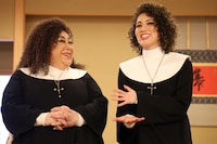 左から森公美子、彩風咲奈。