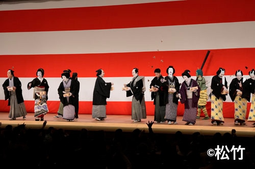 福は内！片岡仁左衛門ら歌舞伎座で「節分祭」豆まき、1年の無病息災を願う