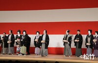 福は内！片岡仁左衛門ら歌舞伎座で「節分祭」豆まき、1年の無病息災を願う