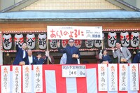 中村獅童らが参加した「豆まき神事」の様子。