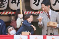 元気いっぱいに豆をまく中村陽喜（中央）。