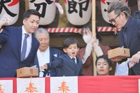 元気いっぱいに豆をまく中村夏幹（中央）。