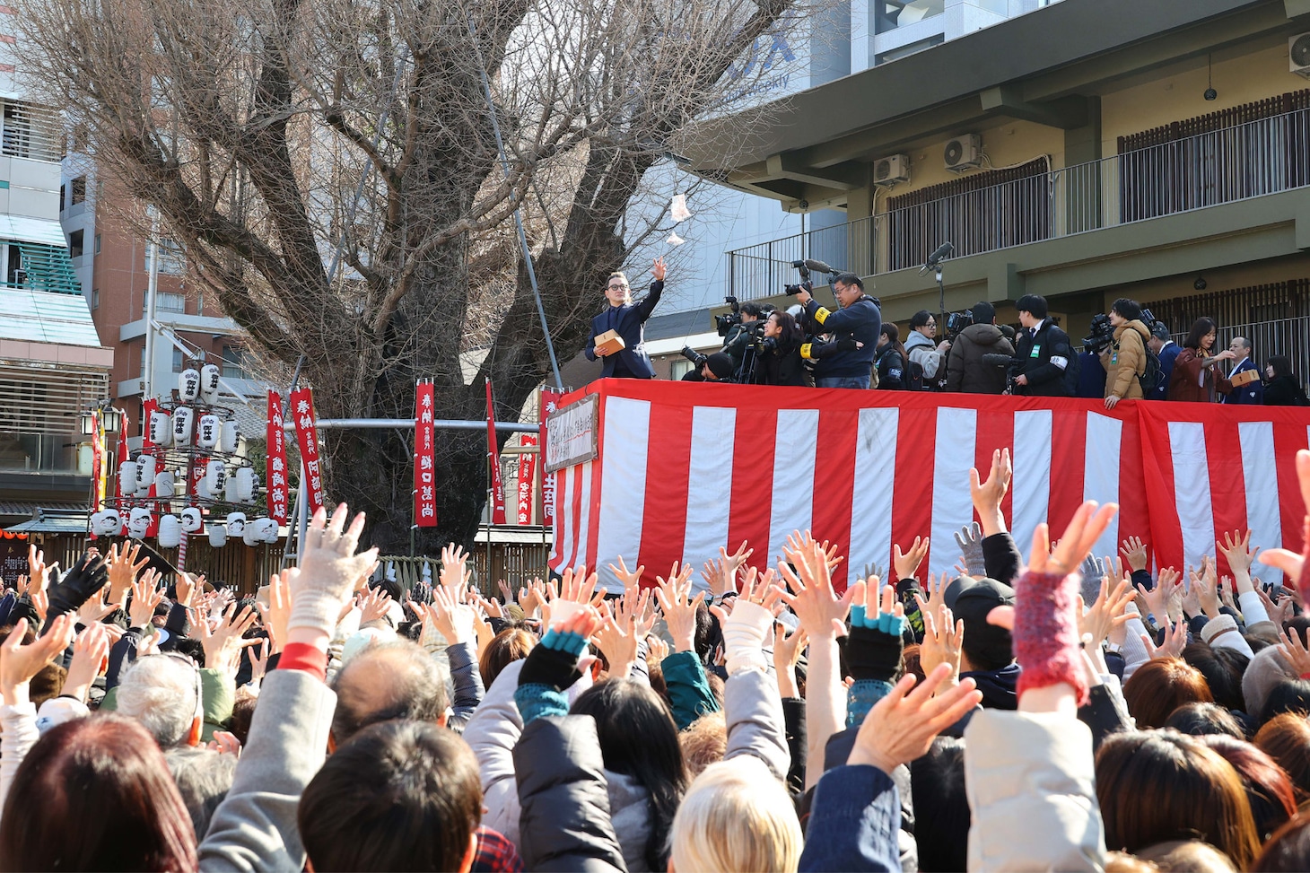 「豆まき神事」の様子。