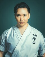 日向野祥扮する愚地克巳。