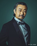 コウガシノブ扮する松尾。