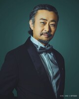 コウガシノブ扮する松尾。