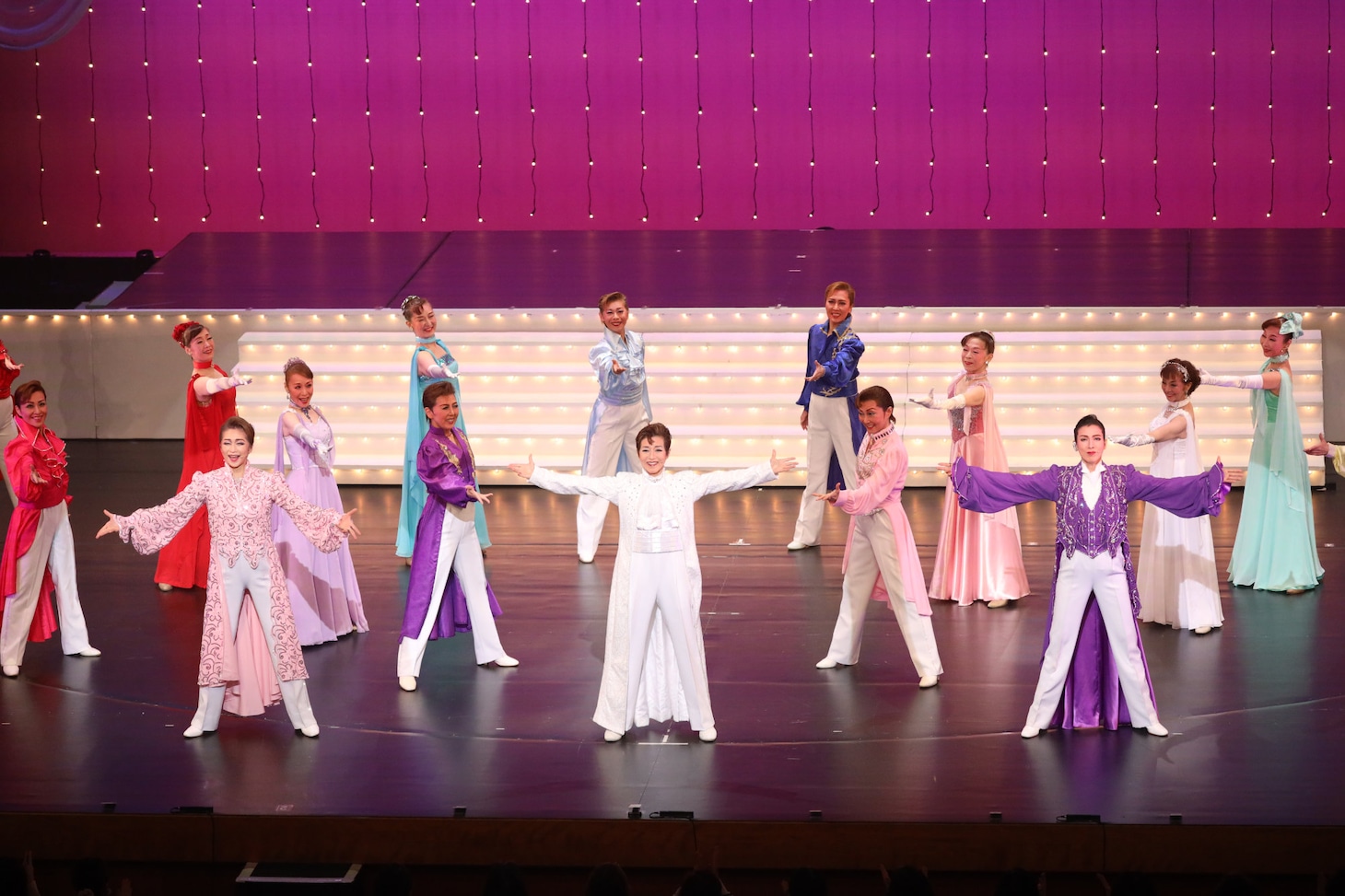 大阪松竹座さよなら公演「OSK日本歌劇団 OG公演 FINAL」より。©松竹