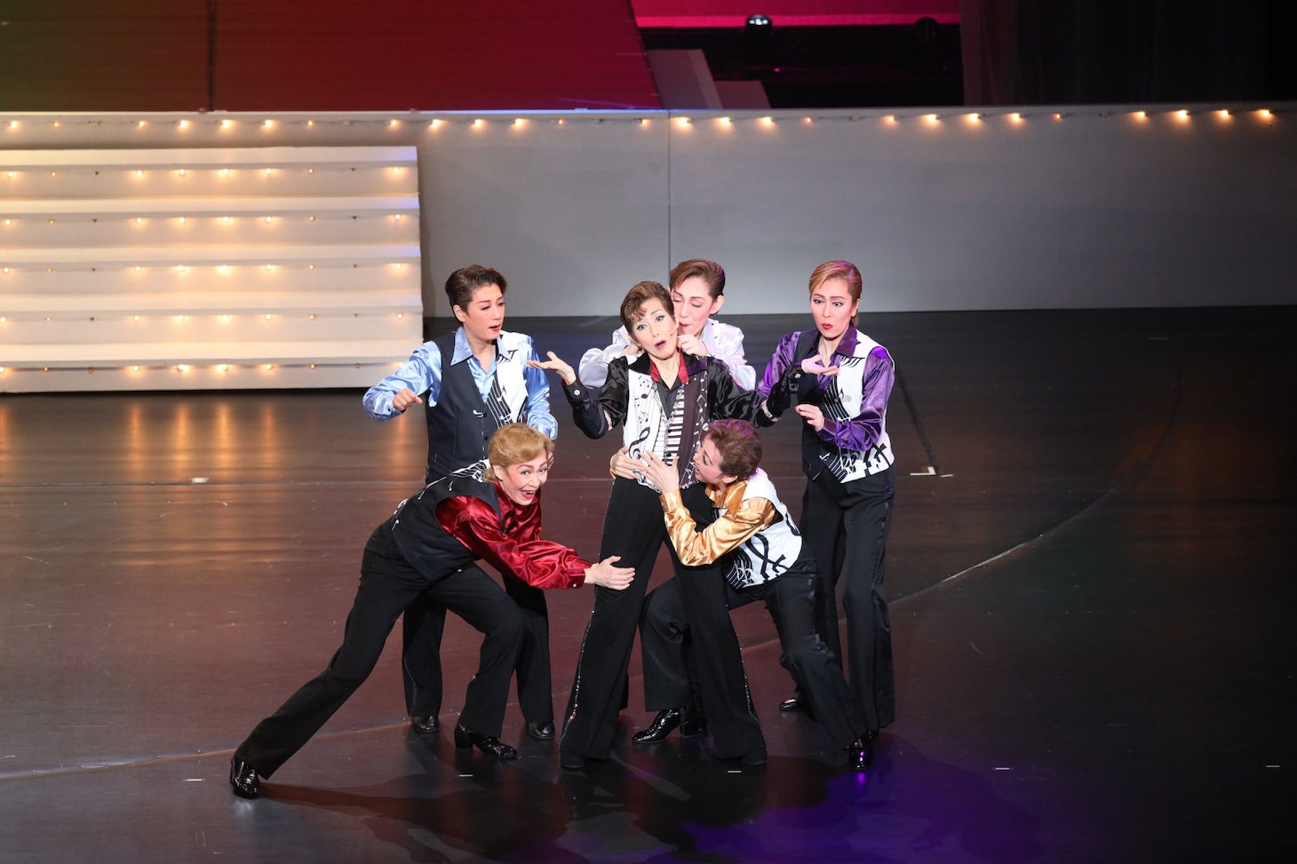 大阪松竹座さよなら公演「OSK日本歌劇団 OG公演 FINAL」より。©松竹