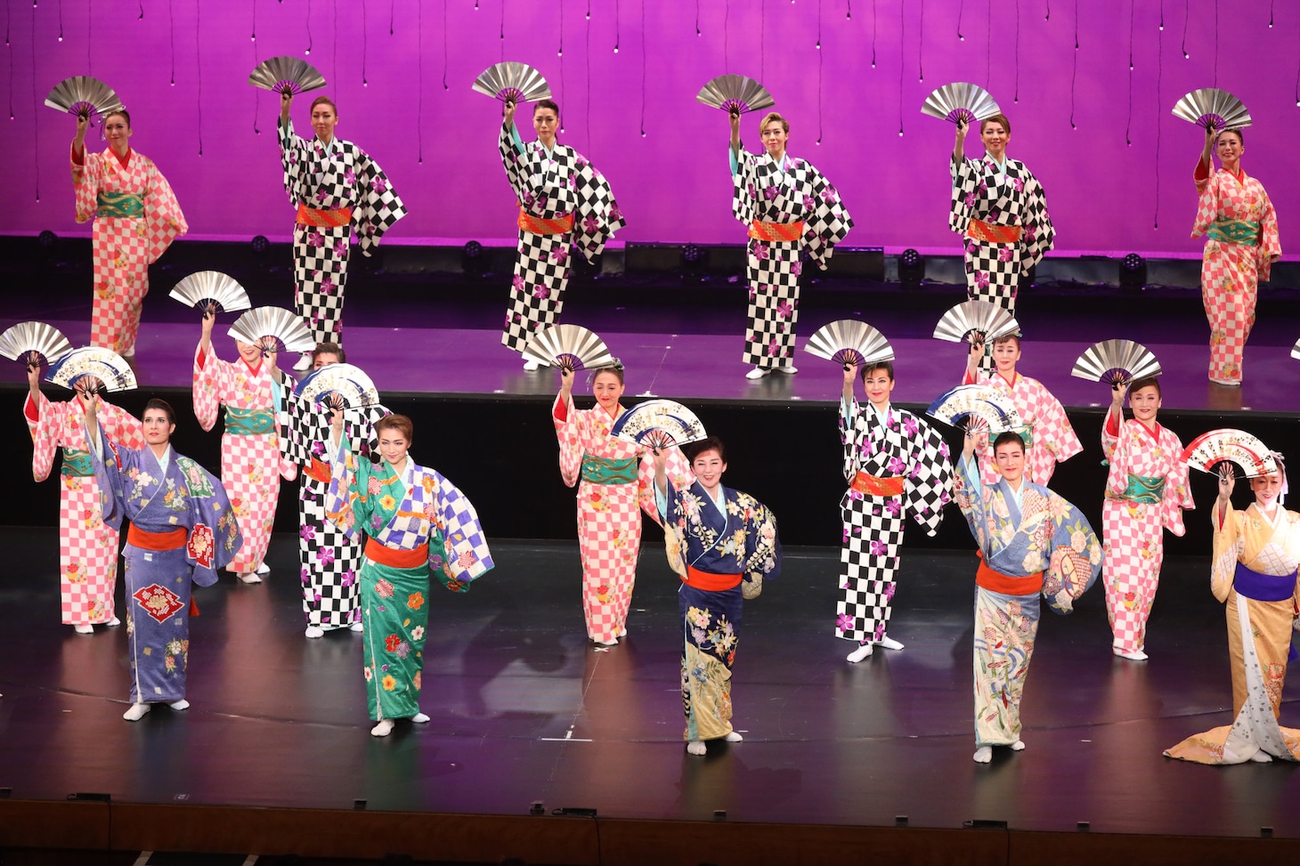 大阪松竹座さよなら公演「OSK日本歌劇団 OG公演 FINAL」より。©松竹