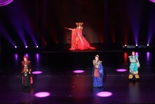 大阪松竹座さよなら公演「OSK日本歌劇団 OG公演 FINAL」より。©松竹