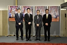 歌舞伎町大歌舞伎 三代猿之助四十八撰の内「獨道中五十三驛」製作発表会見より、左から松竹の山根成之副社長、市川團子、市川中車、東急文化村の嶋田創代表取締役社長。