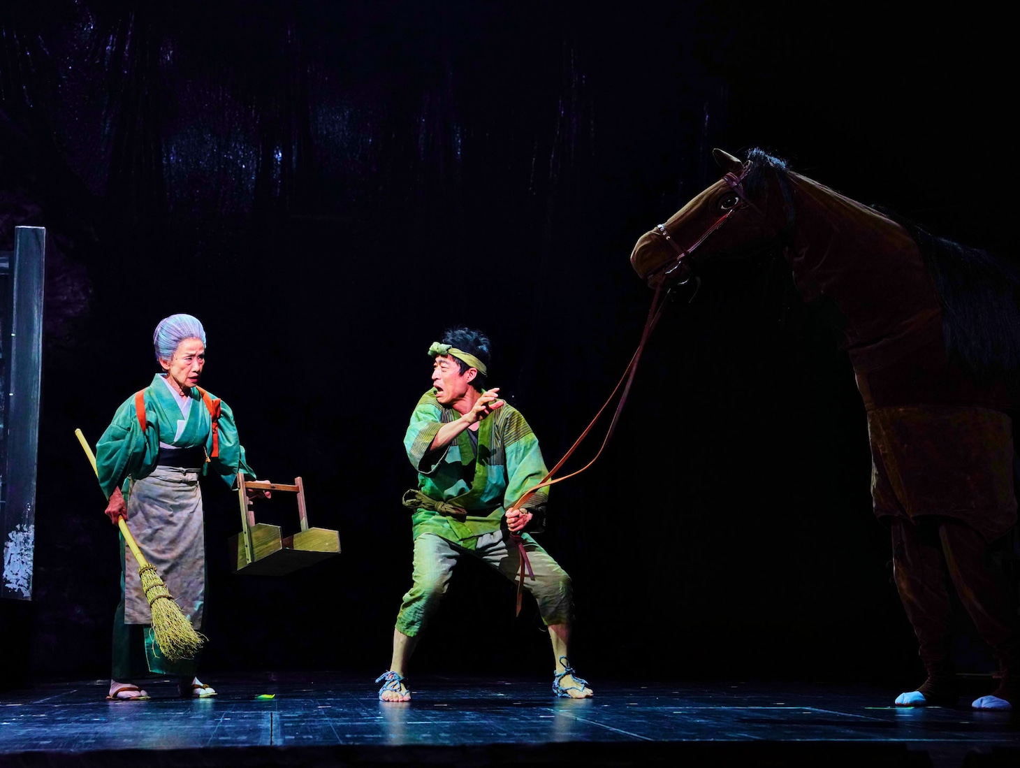 「黒百合」より。（撮影：細野晋司）