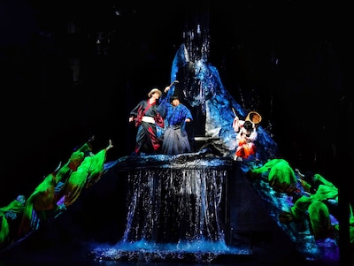 「黒百合」より。（撮影：細野晋司）