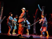 「黒百合」より。（撮影：細野晋司）