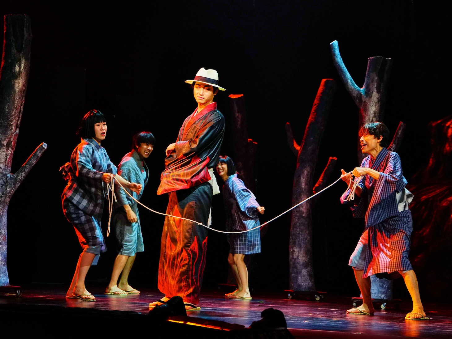 「黒百合」より。（撮影：細野晋司）