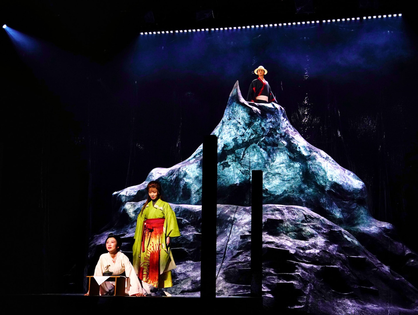 「黒百合」より。（撮影：細野晋司）