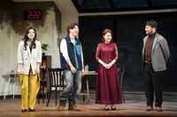 「2時22分 ゴーストストーリー」囲み取材より。松尾諭（一番右）のチェーンメールの例えに笑う南沢奈央、加藤シゲアキ、葵わかな。