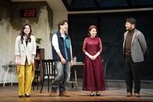 「2時22分 ゴーストストーリー」囲み取材より。松尾諭（一番右）のチェーンメールの例えに笑う南沢奈央、加藤シゲアキ、葵わかな。