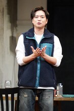 初めて戯曲を読んだ際の感想を語る加藤シゲアキ。