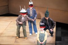 オペラシアターこんにゃく座 オペラ「歌え！比羅夫丸」函館組より。（撮影：長澤直子）