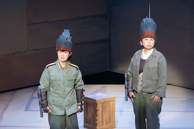 オペラシアターこんにゃく座 オペラ「歌え！比羅夫丸」函館組より。（撮影：長澤直子）