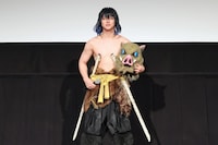 嘴平伊之助役の佐藤祐吾。