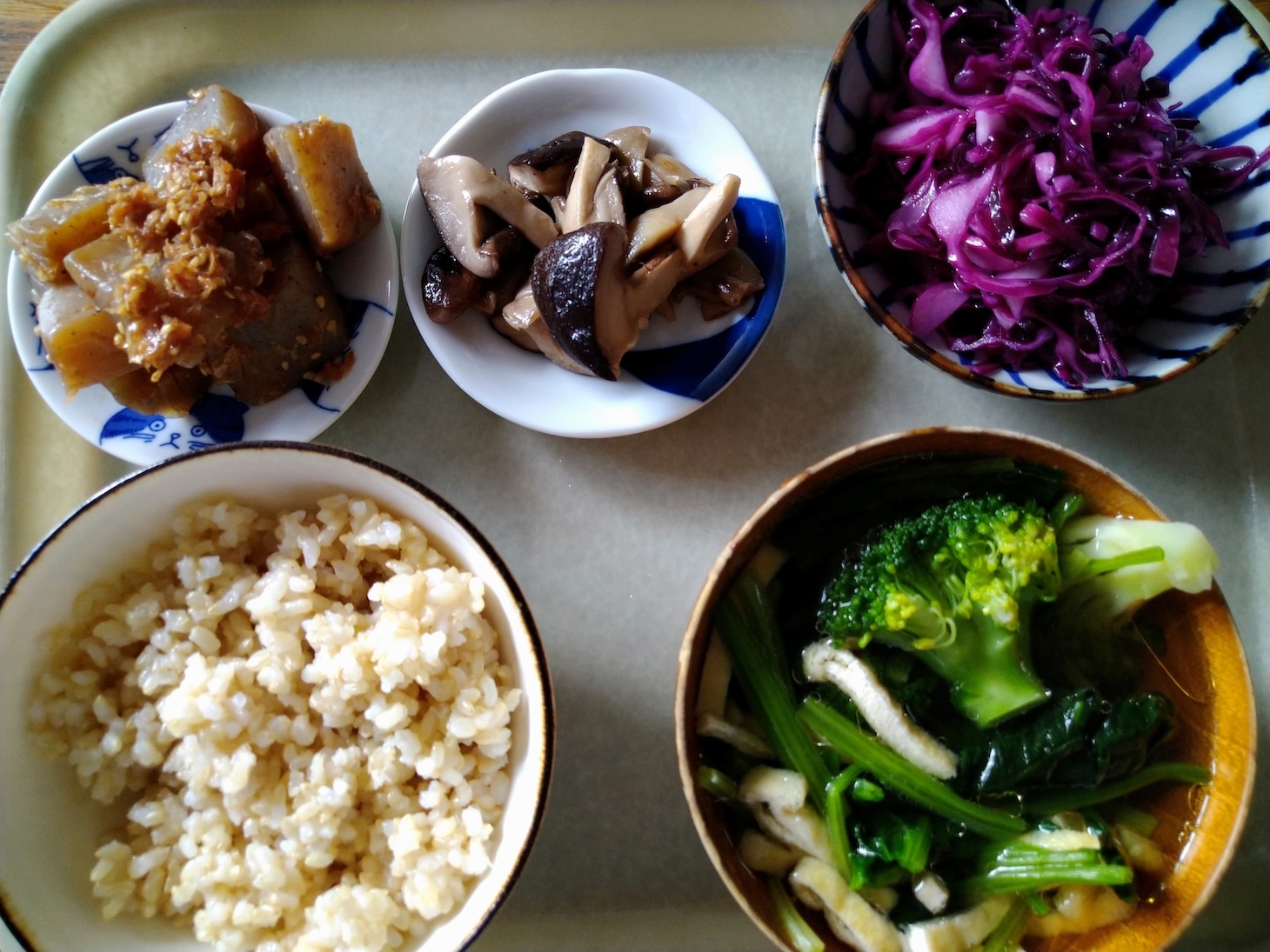 お店のランチプレートを載せると角が立ちそうだから、ある日の家昼飯。