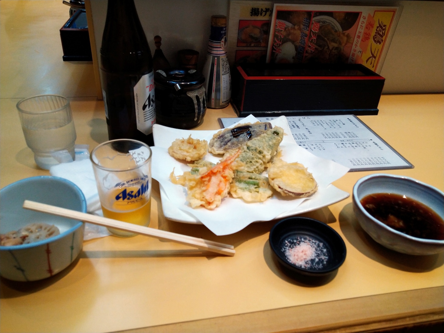 天ぷら屋のカウンターで一杯。野菜天盛り。