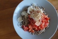 トマト蕎麦。出汁もつかわず、返しとトマトを合わせておくだけ。