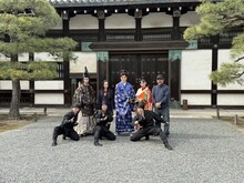 イマーシブシアター城劇「陰陽師瑞希の時空戦記 寛永行幸を救え！」出演者と安田淳一。