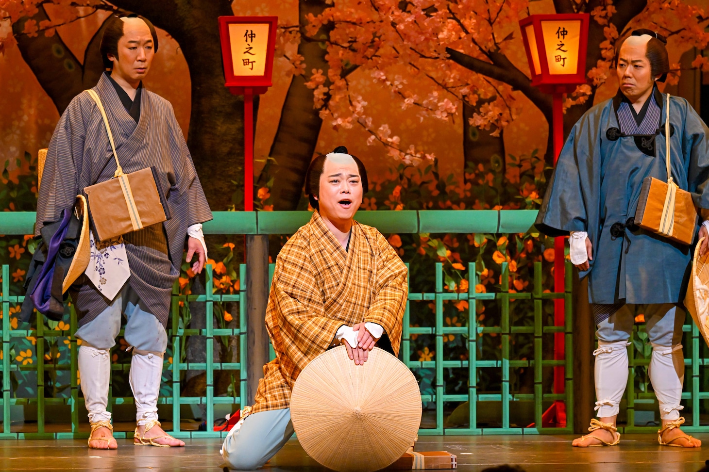 「三山ひろし特別公演 市川由紀乃特別出演 松竹新喜劇参加」より、第1部「紺屋と高尾」の様子。（撮影：河上良）