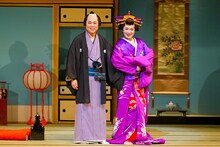 「三山ひろし特別公演 市川由紀乃特別出演 松竹新喜劇参加」より、第1部「紺屋と高尾」の様子。（撮影：河上良）