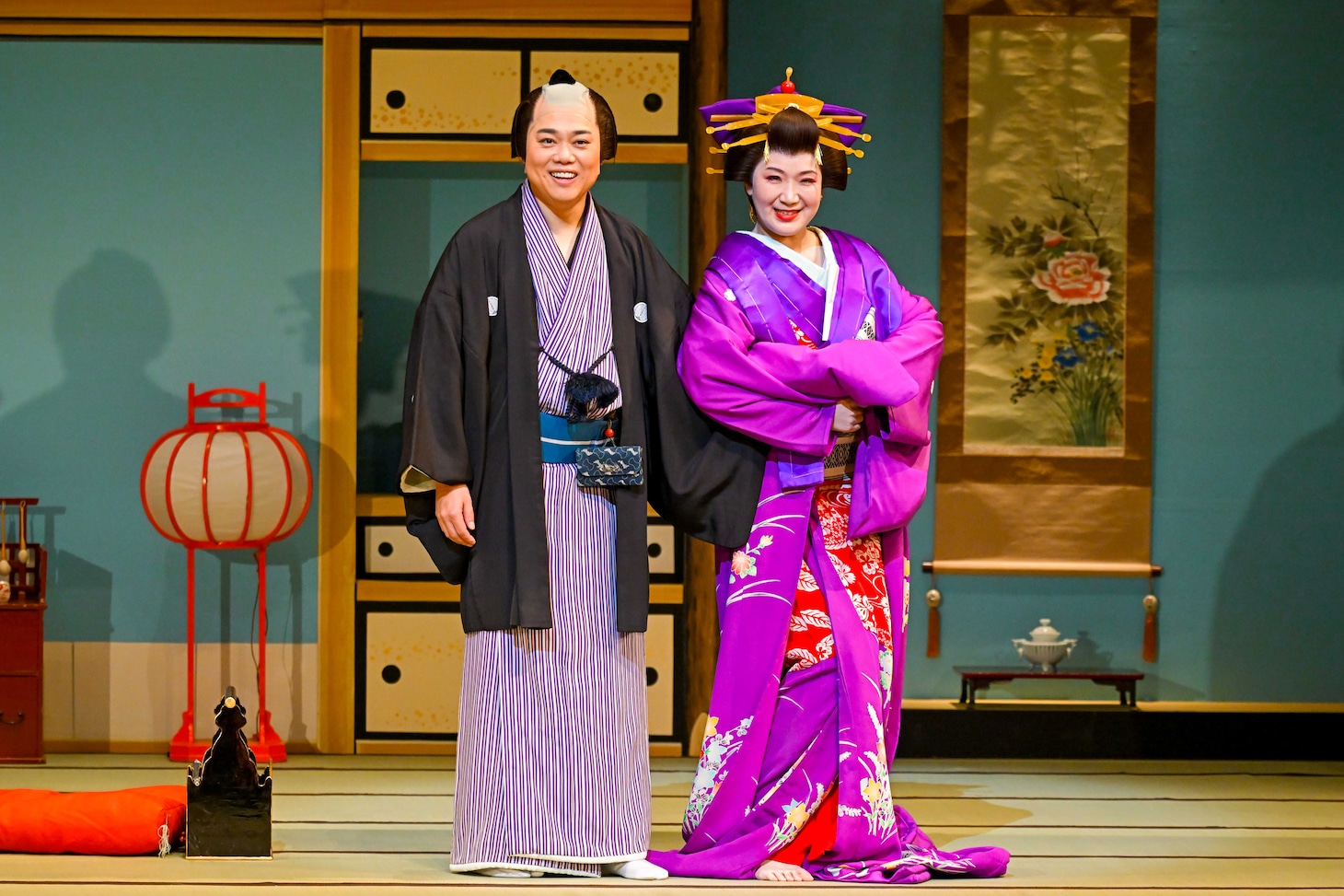 「三山ひろし特別公演 市川由紀乃特別出演 松竹新喜劇参加」より、第1部「紺屋と高尾」の様子。（撮影：河上良）