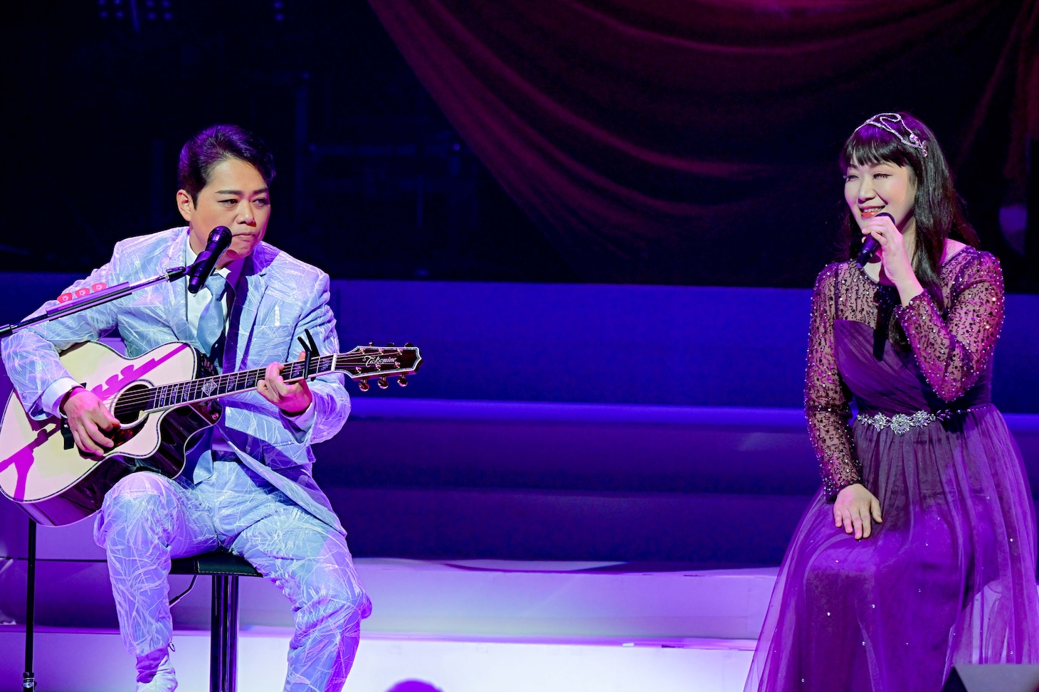 「三山ひろし特別公演 市川由紀乃特別出演 松竹新喜劇参加」より、第2部「ひろしと由紀乃のスペシャルショー ～歌の力 ふたたび～」の様子。（撮影：河上良）