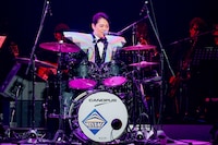 「三山ひろし特別公演 市川由紀乃特別出演 松竹新喜劇参加」より、第2部「ひろしと由紀乃のスペシャルショー ～歌の力 ふたたび～」の様子。（撮影：河上良）