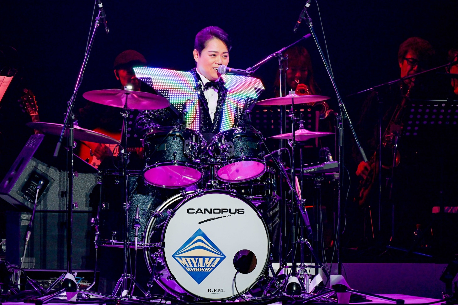 「三山ひろし特別公演 市川由紀乃特別出演 松竹新喜劇参加」より、第2部「ひろしと由紀乃のスペシャルショー ～歌の力 ふたたび～」の様子。（撮影：河上良）