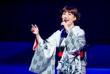 「三山ひろし特別公演 市川由紀乃特別出演 松竹新喜劇参加」より、第2部「ひろしと由紀乃のスペシャルショー ～歌の力 ふたたび～」の様子。（撮影：河上良）