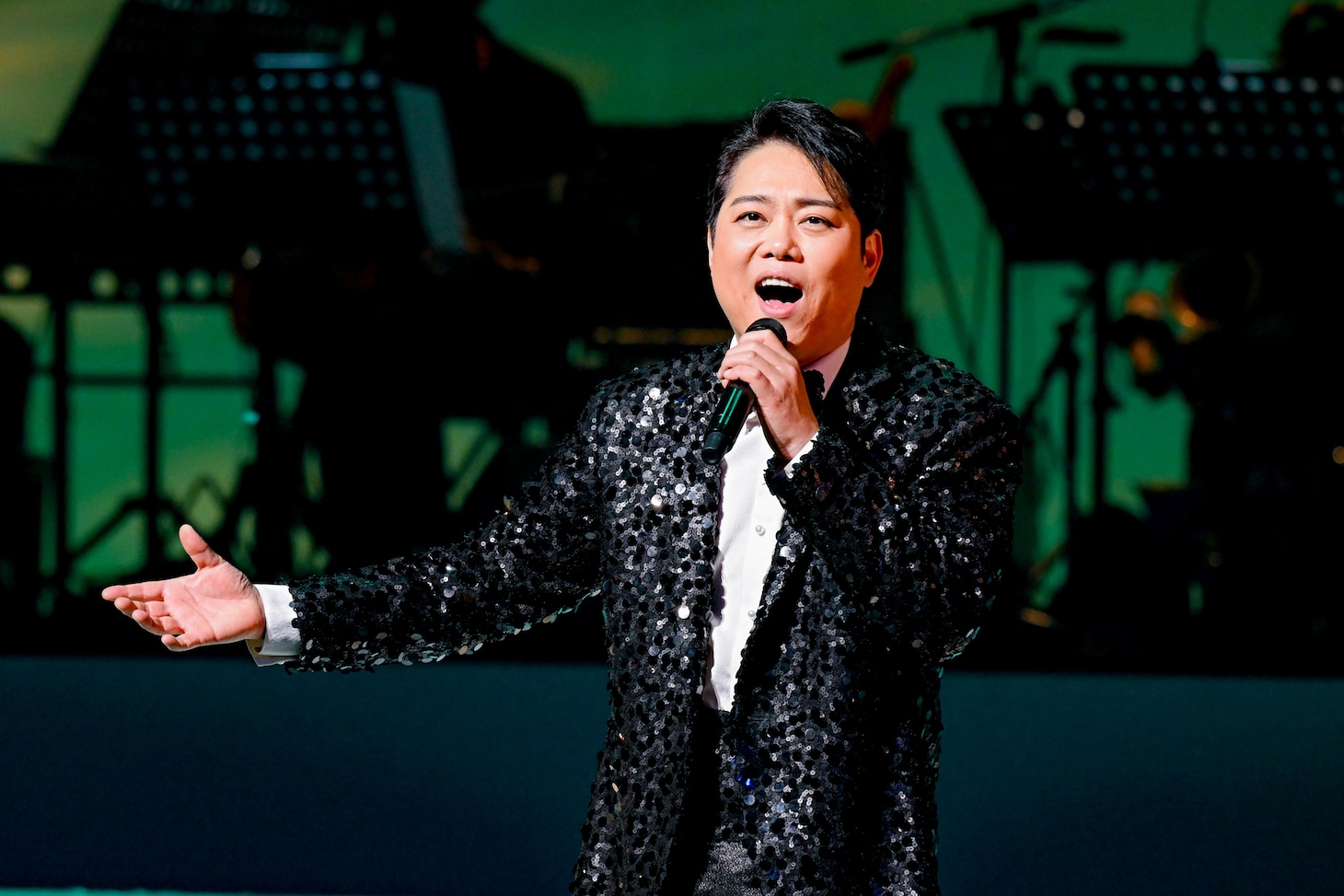 「三山ひろし特別公演 市川由紀乃特別出演 松竹新喜劇参加」より、第2部「ひろしと由紀乃のスペシャルショー ～歌の力 ふたたび～」の様子。（撮影：河上良）