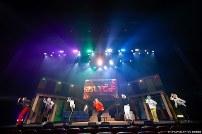 「『カリスマ de ステージ』～おいでよ！カリスマハウス～」より。（撮影：小境勝巳、佐藤薫）