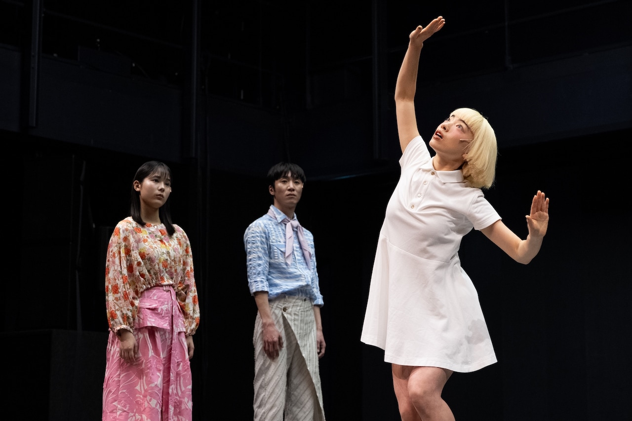 KAAT神奈川芸術劇場プロデュース「未練の幽霊と怪物―『珊瑚』『円山町』―」より。（撮影：引地信彦）