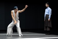 KAAT神奈川芸術劇場プロデュース「未練の幽霊と怪物―『珊瑚』『円山町』―」より。（撮影：引地信彦）