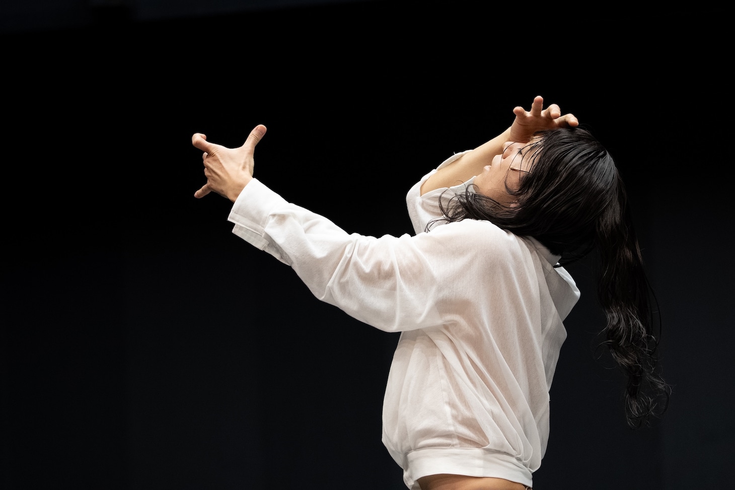 KAAT神奈川芸術劇場プロデュース「未練の幽霊と怪物―『珊瑚』『円山町』―」より。（撮影：引地信彦）