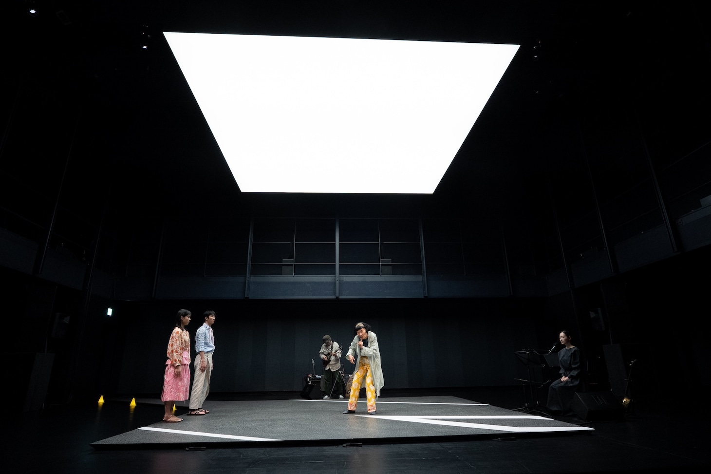 KAAT神奈川芸術劇場プロデュース「未練の幽霊と怪物―『珊瑚』『円山町』―」より。（撮影：引地信彦）