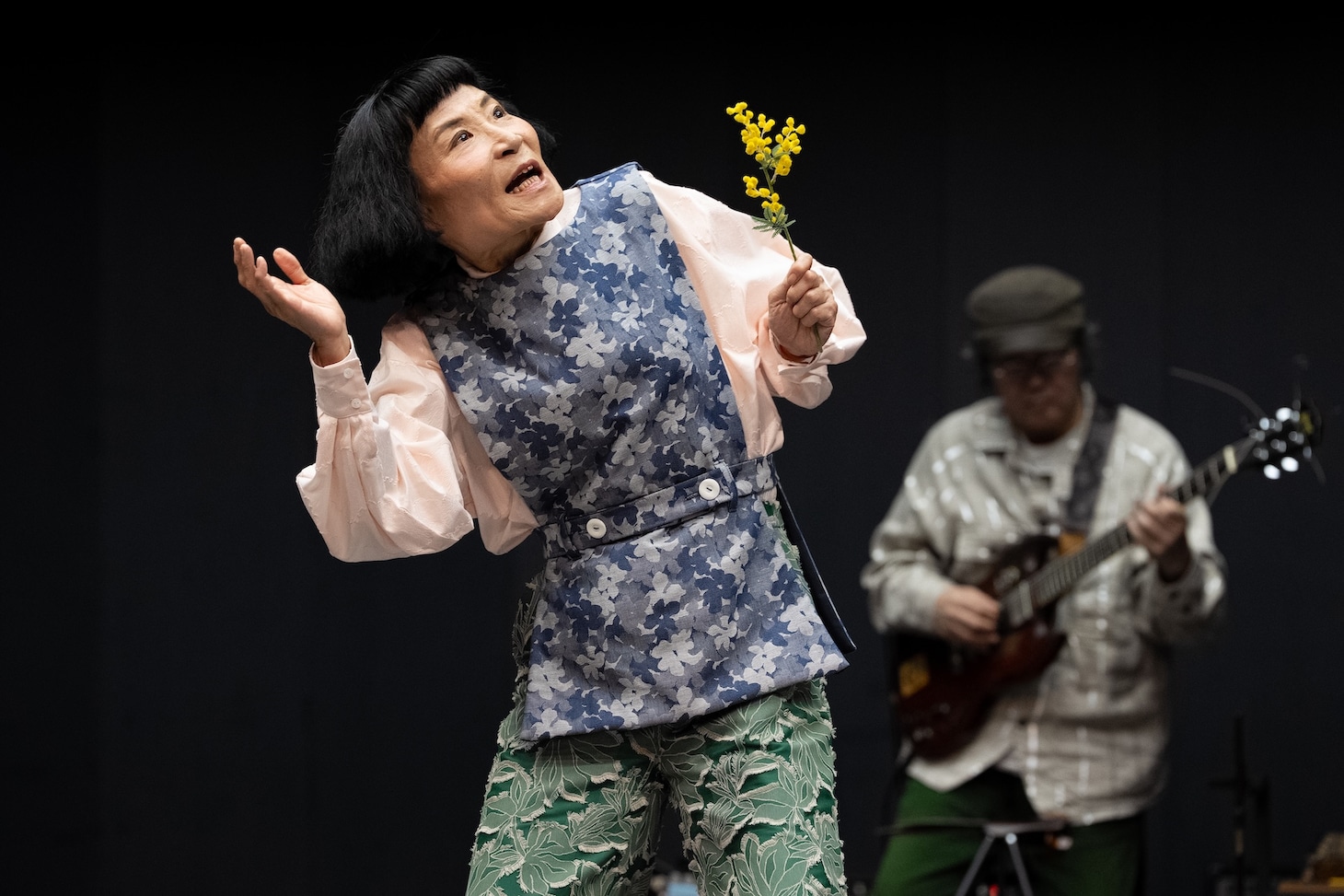 KAAT神奈川芸術劇場プロデュース「未練の幽霊と怪物―『珊瑚』『円山町』―」より。（撮影：引地信彦）