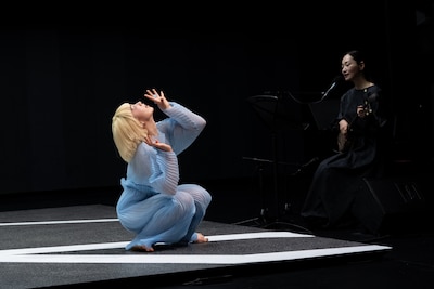 KAAT神奈川芸術劇場プロデュース「未練の幽霊と怪物―『珊瑚』『円山町』―」より。（撮影：引地信彦）