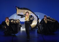 「トップスター翼和希 REVUE SHOW！」より。ⓒOSK日本歌劇団